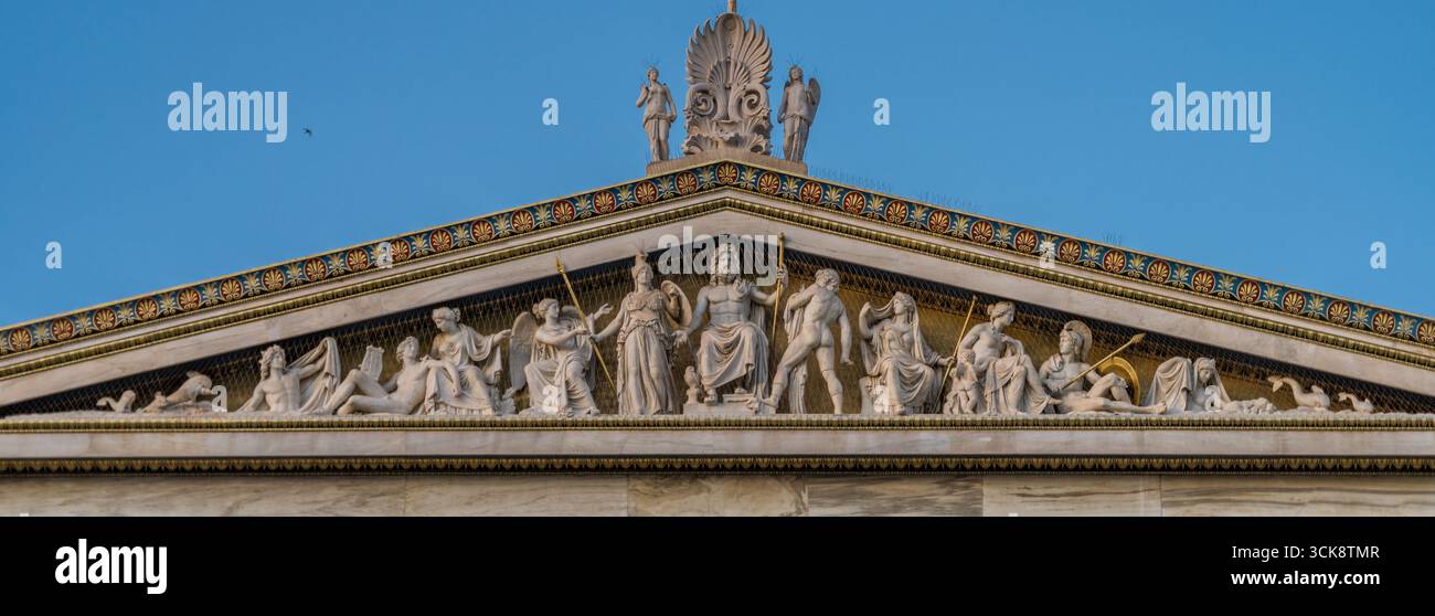 Fronton grec ancien avec des sculptures en marbre détaillées représentant des figures mythologiques, situé à l'Académie d'Athènes, Grèce – mai 2025 Banque D'Images