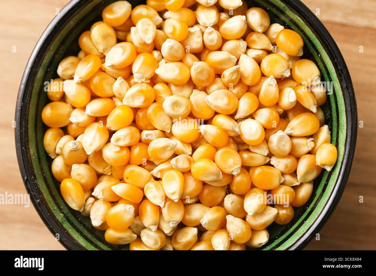 Grains de maïs en gros plan dans le bol. Détail des grains de maïs jaunes. Ingrédient alimentaire biologique prêt à cuire. Collation naturelle saine. Produit de récolte agricole. Banque D'Images