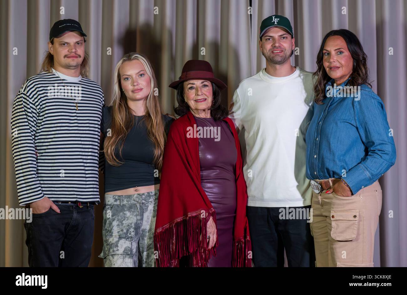 PRODUCTION - 10 septembre 2025, Bavière, Unterföhring : Wilson Gonzales (gauche-droite), Cheyenne Savannah, Bärbel Wierichs, Jimi Blue et Natascha Ochsenknecht lors d'une interview avec l'Agence de presse allemande (dpa) dans le cadre de leur docu-soap sur la chaîne SKY. Photo : Peter Kneffel/dpa Banque D'Images