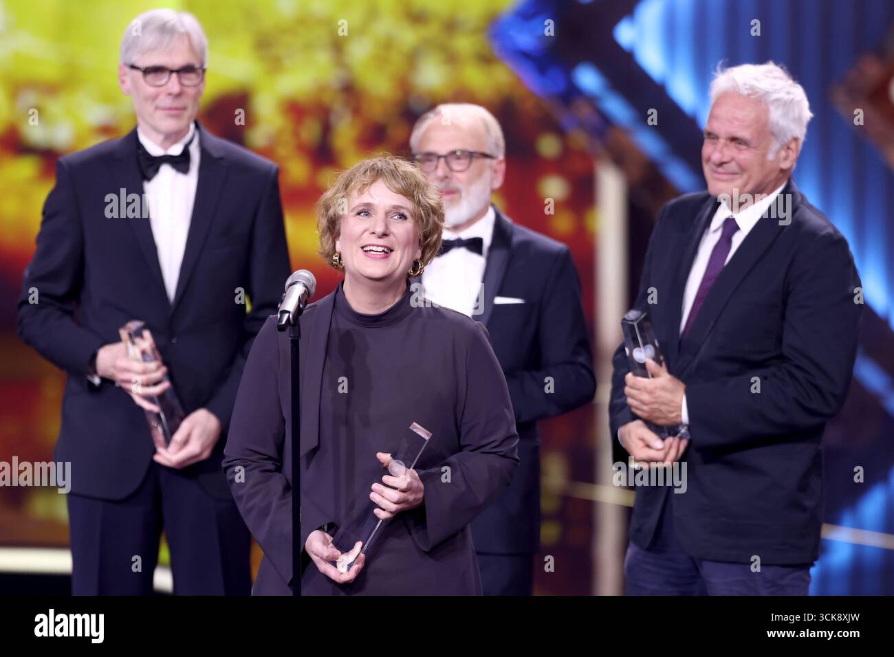 Cologne, Allemagne. 10 septembre 2025. L'équipe autour de la réalisatrice de documentaires Judith Lentze est ravie de recevoir le prix dans la catégorie 'meilleur documentaire/reportage' pour 'erreur système : le scandale Cum-ex' (ZDF/3Sat/ZERO One film/Friedrich Moser film) aux German Television Awards. Crédit : Rolf Vennenbernd/dpa/Alamy Live News Banque D'Images