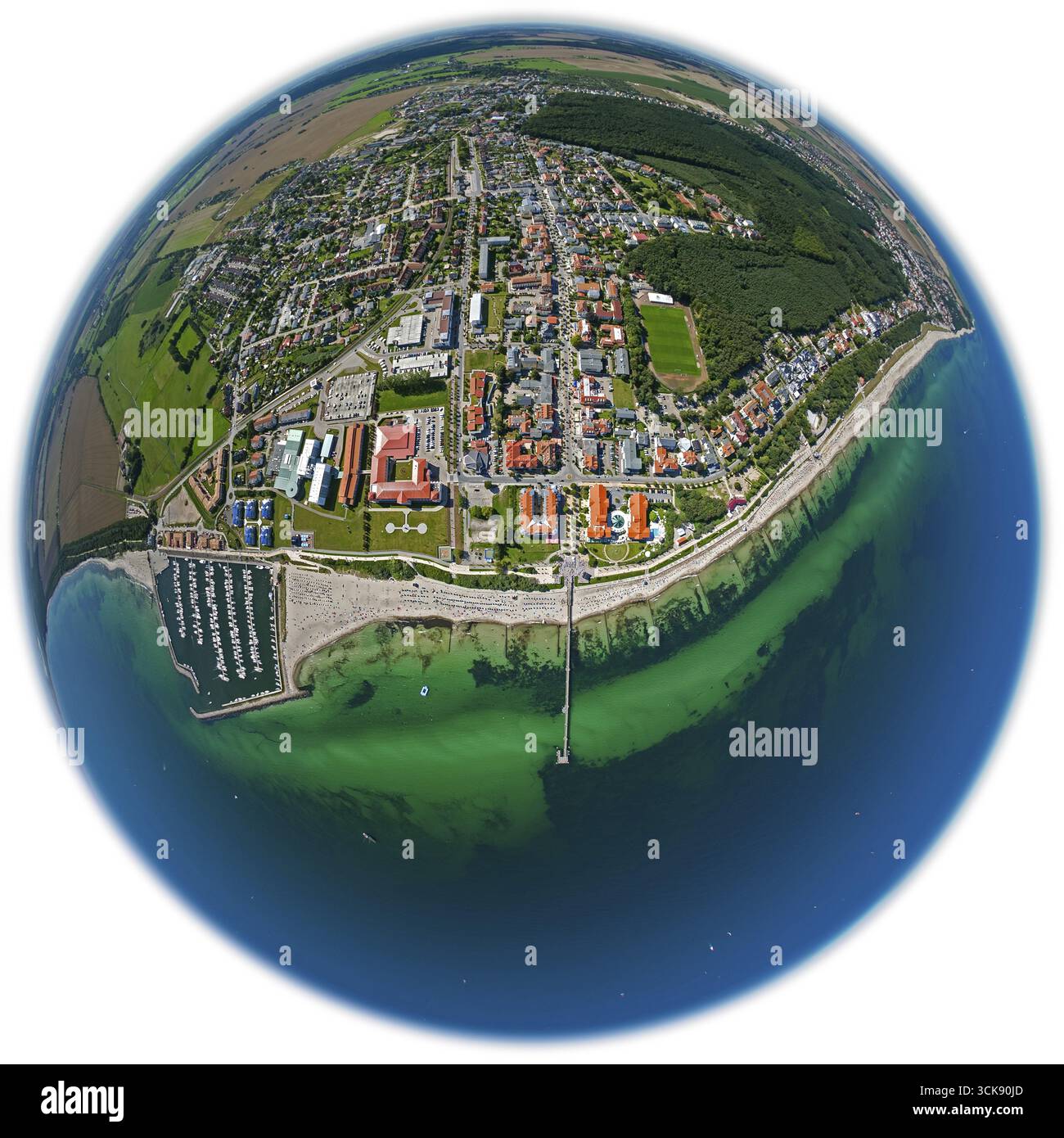 Mer, plage, chaises de plage, port de bateau, port de bateau à voile, jetée, station balnéaire de la mer Baltique, station thermale, Kuehlungsborn, mer Baltique, Mecklenburg-Western P Banque D'Images