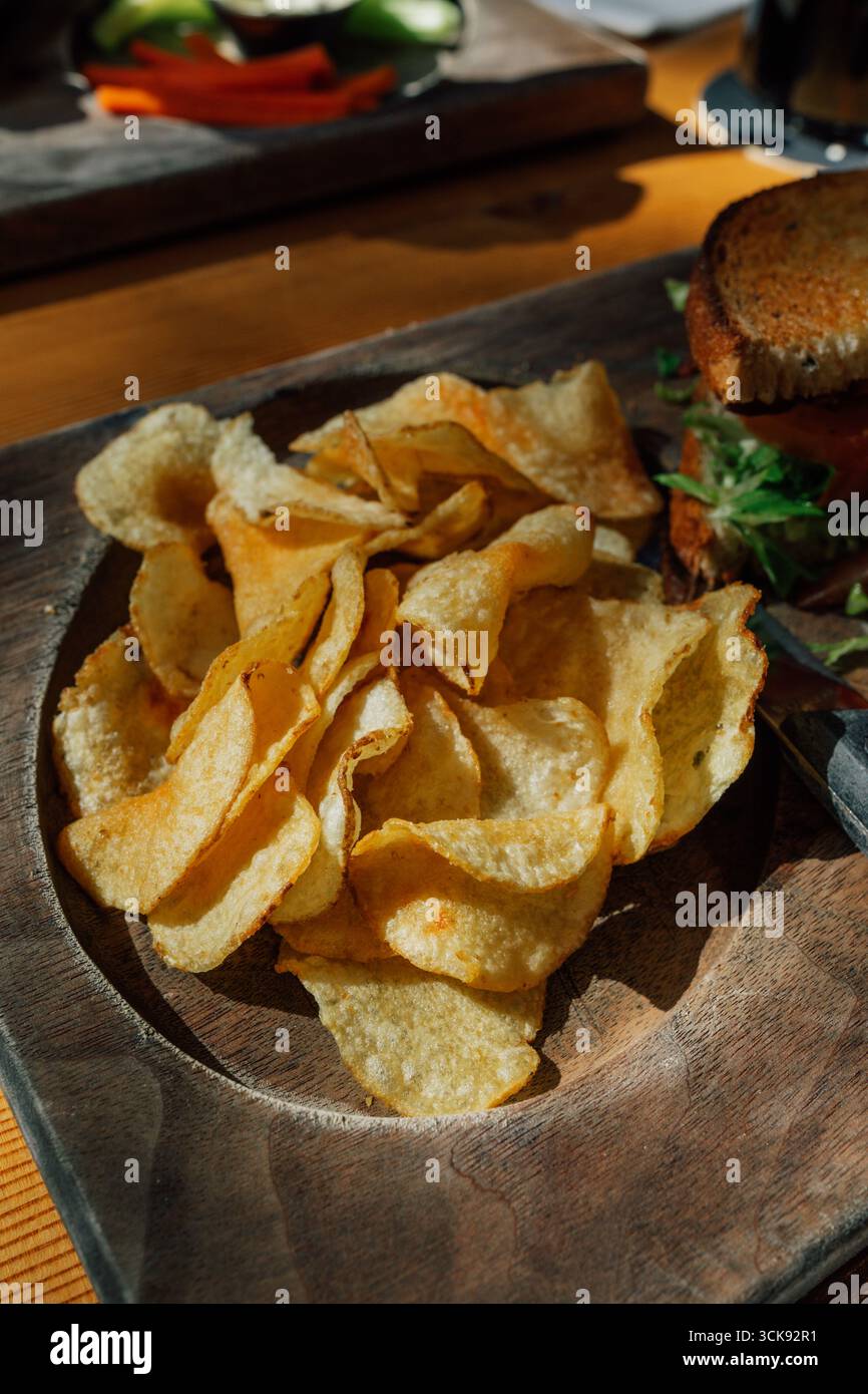 chips de pommes de terre sur assiette en bois, plateau au restaurant Banque D'Images