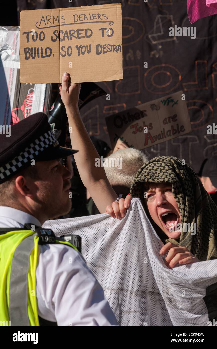 Londres, Royaume-Uni. 9 septembre 2025. Un militant contre le commerce des armes brandit une pancarte lors d'une manifestation devant Excel Londres le premier jour de DSEI UK 2025, le plus grand salon professionnel en Europe pour l'industrie de la défense. De nombreux manifestants se sont notamment opposés à la présence à l'événement des compagnies d'armement israéliennes qui ont profité de l'assaut israélien sur Gaza au cours duquel au moins 64 656 Palestiniens ont été tués et au moins 163 503 blessés depuis octobre 2023. Crédit : Mark Kerrison/Alamy Live News Banque D'Images