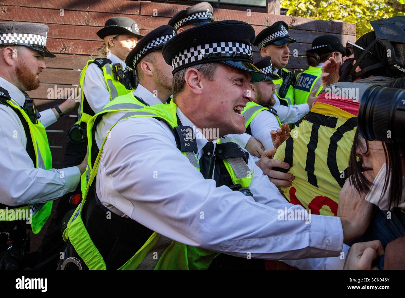 Londres, Royaume-Uni. 9 septembre 2025. Les agents de la police métropolitaine tentent de repousser les militants contre le commerce des armes qui manifestent devant Excel Londres le premier jour de DSEI UK 2025, le plus grand salon professionnel en Europe pour l'industrie de la défense. Crédit : Mark Kerrison/Alamy Live News Banque D'Images