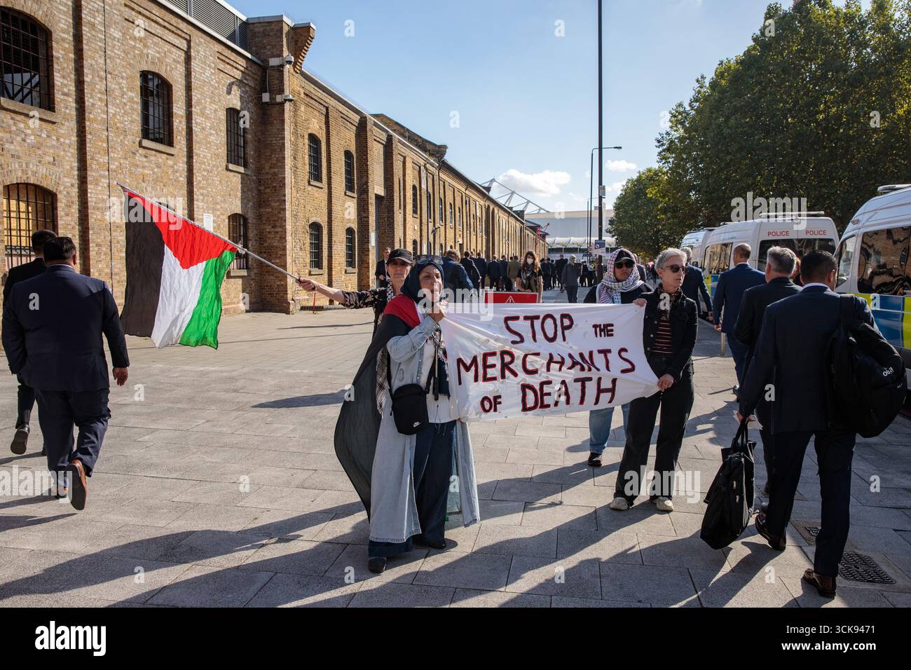 Londres, Royaume-Uni. 9 septembre 2025. Les militants contre le lobby du commerce des armes les visiteurs arrivant à Excel Londres le premier jour de DSEI UK 2025, le plus grand salon professionnel en Europe pour l'industrie de la défense. Crédit : Mark Kerrison/Alamy Live News Banque D'Images
