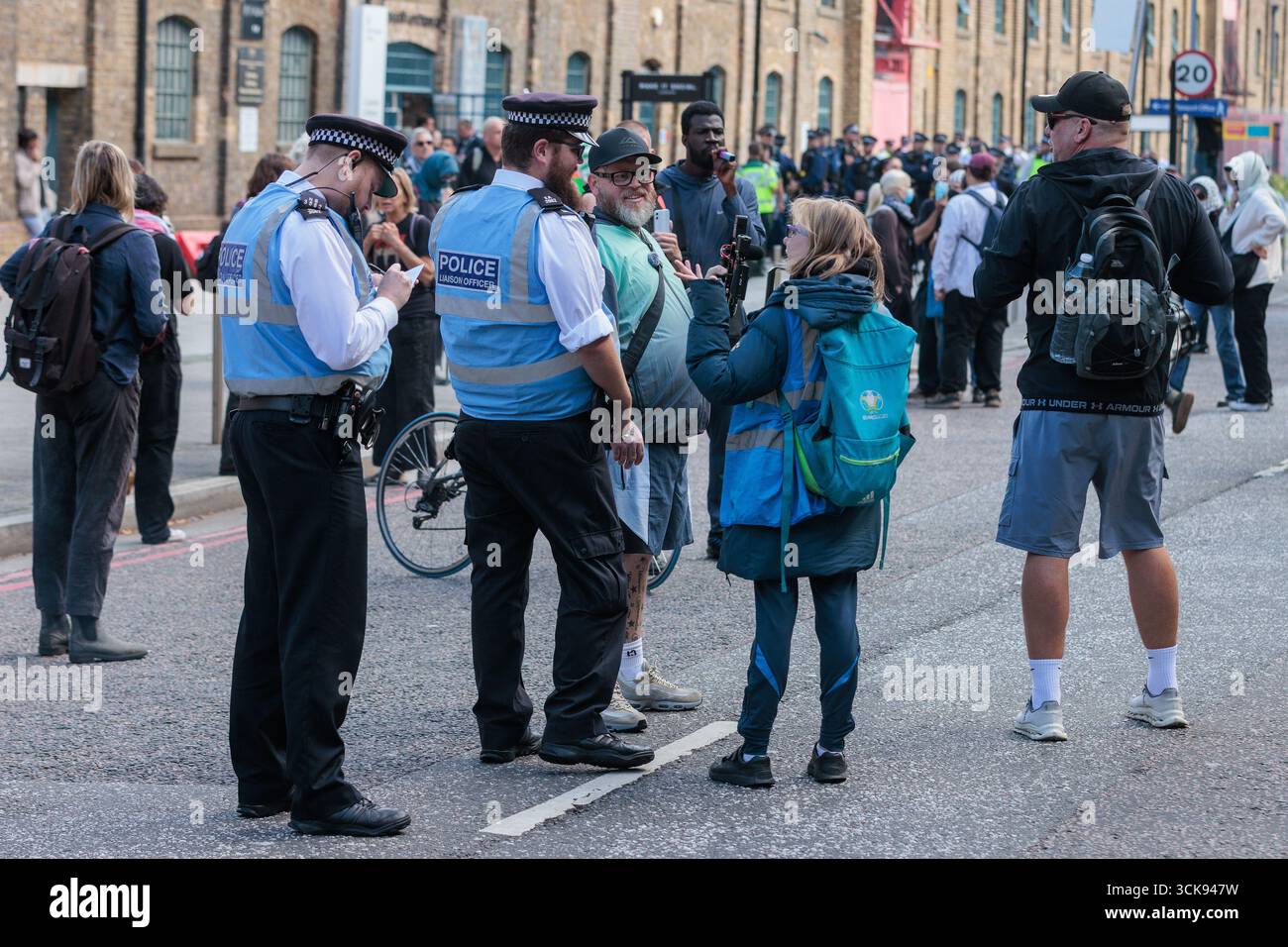 Londres, Royaume-Uni. 9 septembre 2025. Les officiers de liaison de la police métropolitaine s’adressent aux auditeurs et aux YouTubers lors d’une manifestation devant Excel Londres le premier jour de DSEI UK 2025, le plus grand salon professionnel européen pour l’industrie de la défense. Crédit : Mark Kerrison/Alamy Live News Banque D'Images