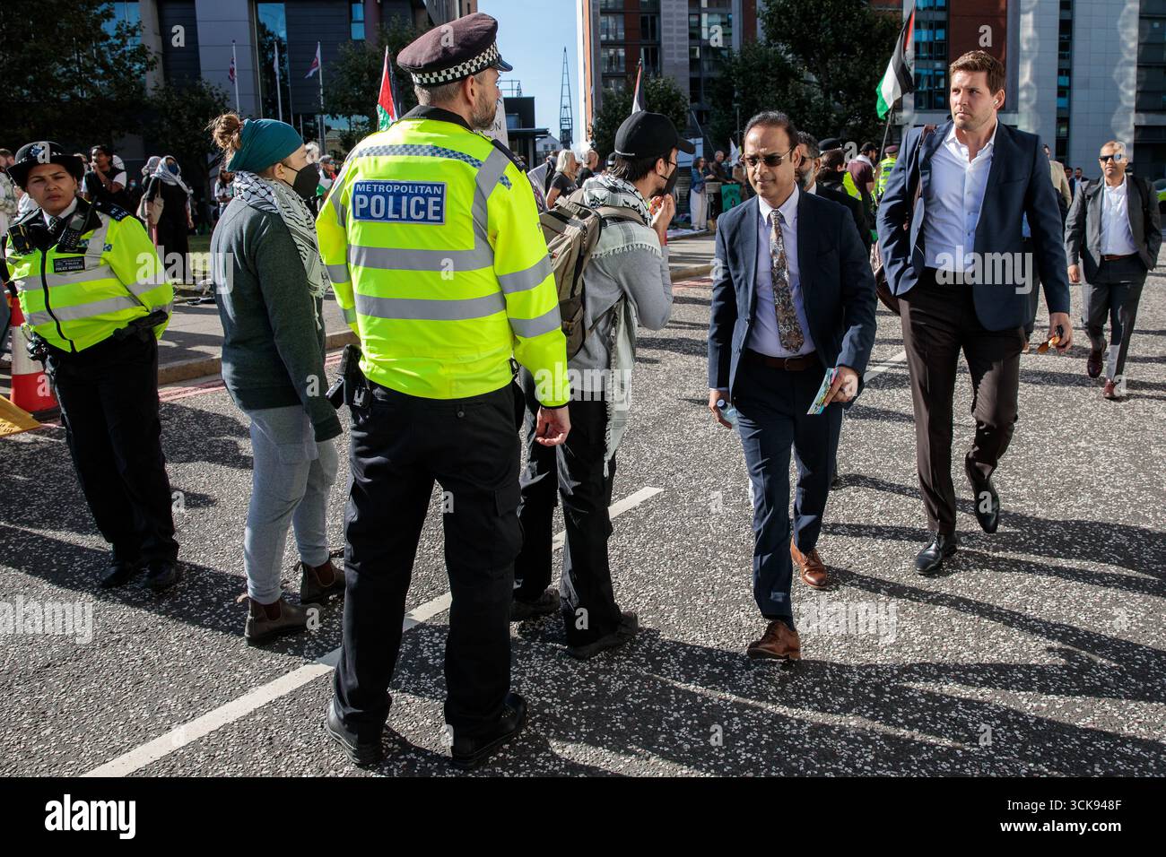 Londres, Royaume-Uni. 9 septembre 2025. Les militants contre le lobby du commerce des armes les visiteurs arrivant à Excel Londres le premier jour de DSEI UK 2025, le plus grand salon professionnel en Europe pour l'industrie de la défense. Crédit : Mark Kerrison/Alamy Live News Banque D'Images