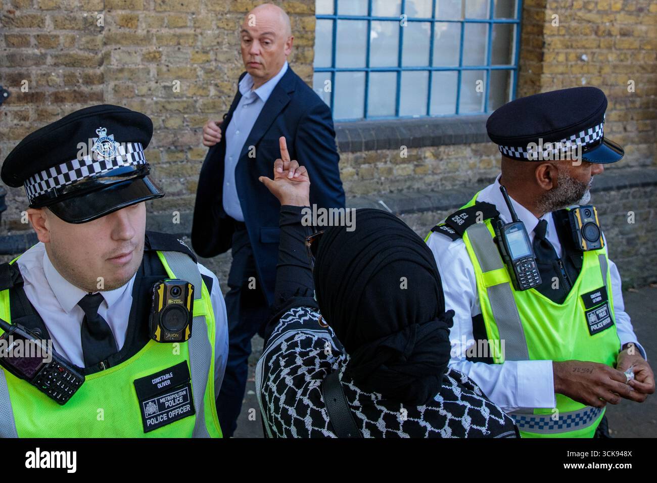 Londres, Royaume-Uni. 9 septembre 2025. Un militant contre le commerce des armes fait des gestes envers un visiteur de DSEI UK 2025 lors d'une manifestation le premier jour du salon professionnel de l'industrie de la défense à Excel Londres. Crédit : Mark Kerrison/Alamy Live News Banque D'Images