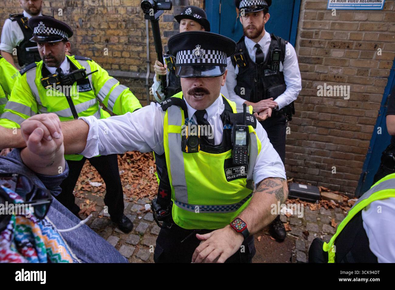 Londres, Royaume-Uni. 9 septembre 2025. Un officier de la police métropolitaine tente de forcer un militant contre le commerce des armes à l'extérieur d'Excel Londres le premier jour de DSEI UK 2025, le plus grand salon professionnel en Europe pour l'industrie de la défense. Crédit : Mark Kerrison/Alamy Live News Banque D'Images