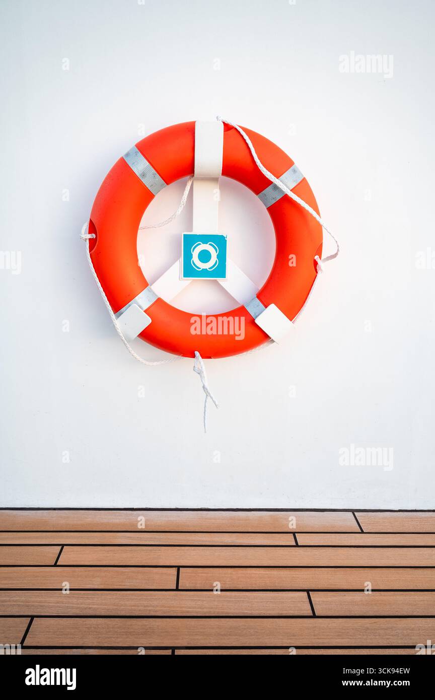 Bouée de sauvetage orange sur White Cruise Ship Wall. Banque D'Images