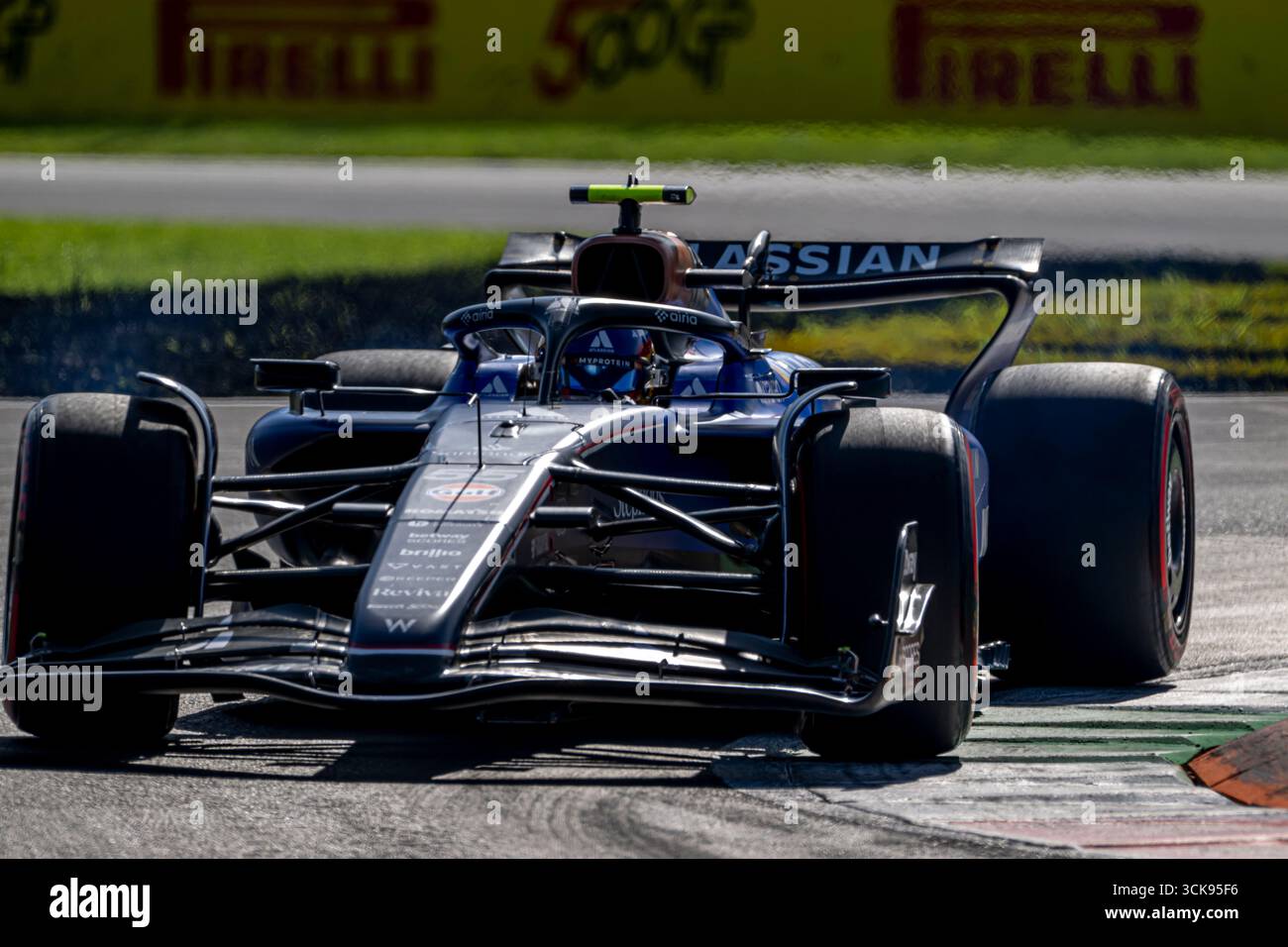 Monza, Italie, 06 Sep 2025, Carlos Sainz, de l'Espagne, concourt pour Williams Racing. Les qualifications du Grand Prix d'Italie 2025, qui se déroulent à Monza, en Italie. Crédit : Michael Potts/Alamy Live News Banque D'Images