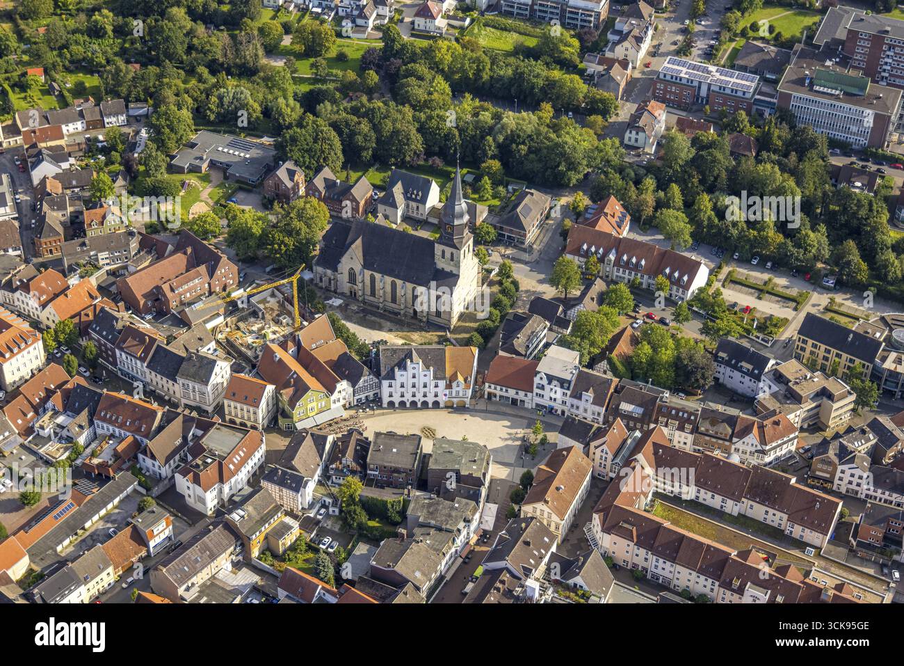 Vue aérienne, Probsteikirche Sankt Stephanus, place du marché et maisons historiques, hôtel de ville historique, chantier de construction avec nouveau bâtiment résidentiel sur Banque D'Images