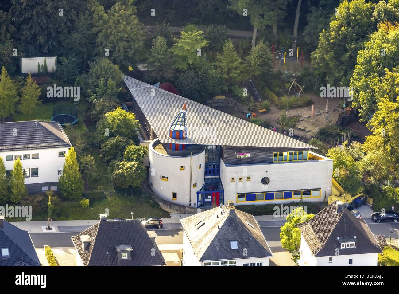 Vue aérienne, Staedt. Jardin d'enfants Zipfelmuetze, toit de triangle d'auvent, Neheim, Arnsberg, Sauerland, Rhénanie-du-Nord-Westphalie, Allemagne, DE, Europe, Kinder Banque D'Images