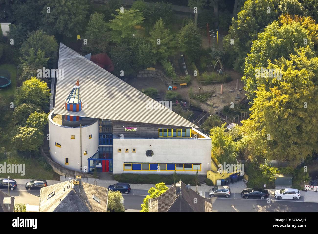 Vue aérienne, Staedt. Jardin d'enfants Zipfelmuetze, toit de triangle d'auvent, Neheim, Arnsberg, Sauerland, Rhénanie-du-Nord-Westphalie, Allemagne, DE, Europe, Kinder Banque D'Images