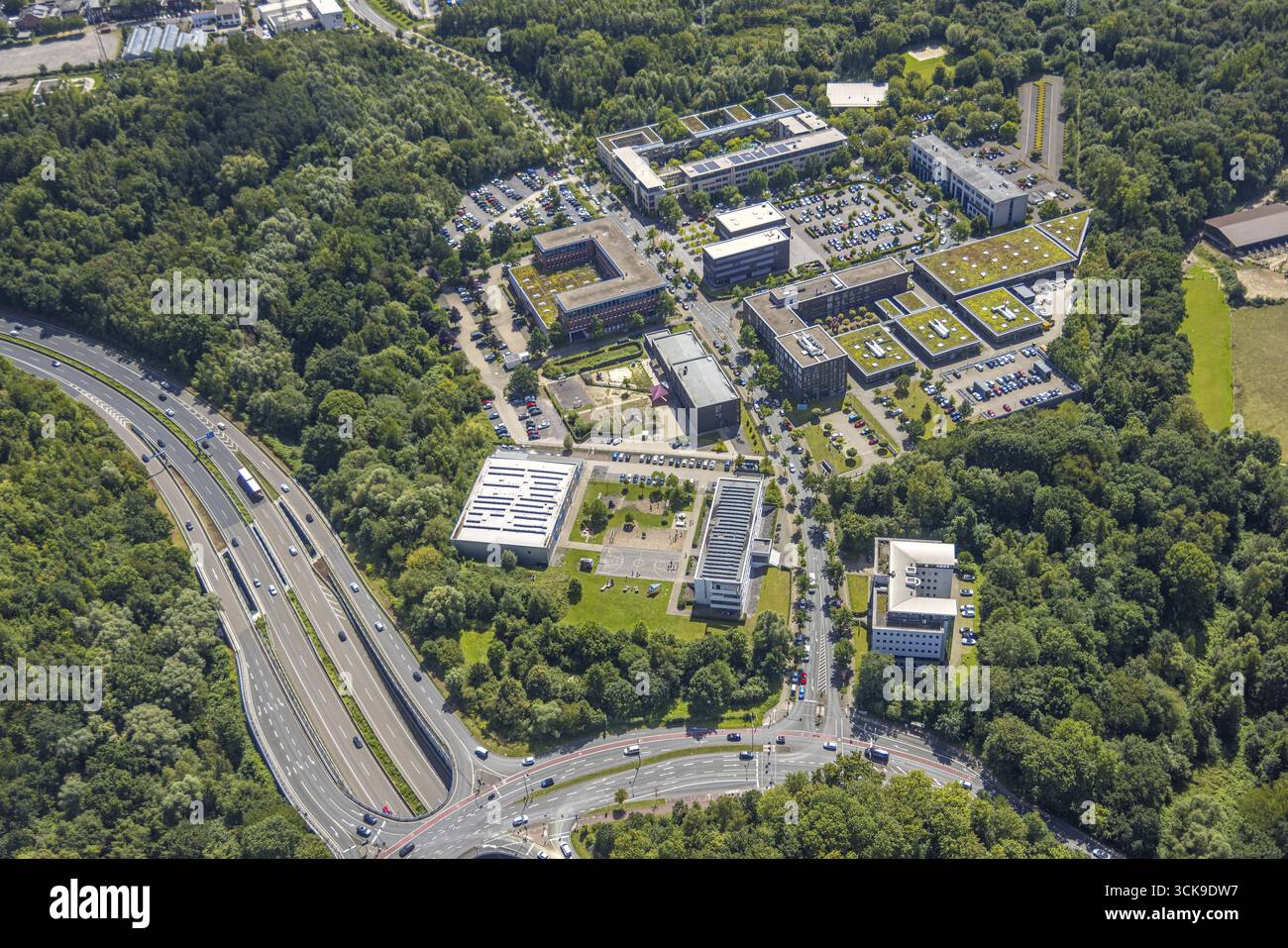 Vue aérienne, innovation Park Springorum, Carolinenschule Bochum et terrain de sport, Weitmar, Bochum, région de la Ruhr, Rhénanie du Nord-Westphalie, Allemagne, educati Banque D'Images