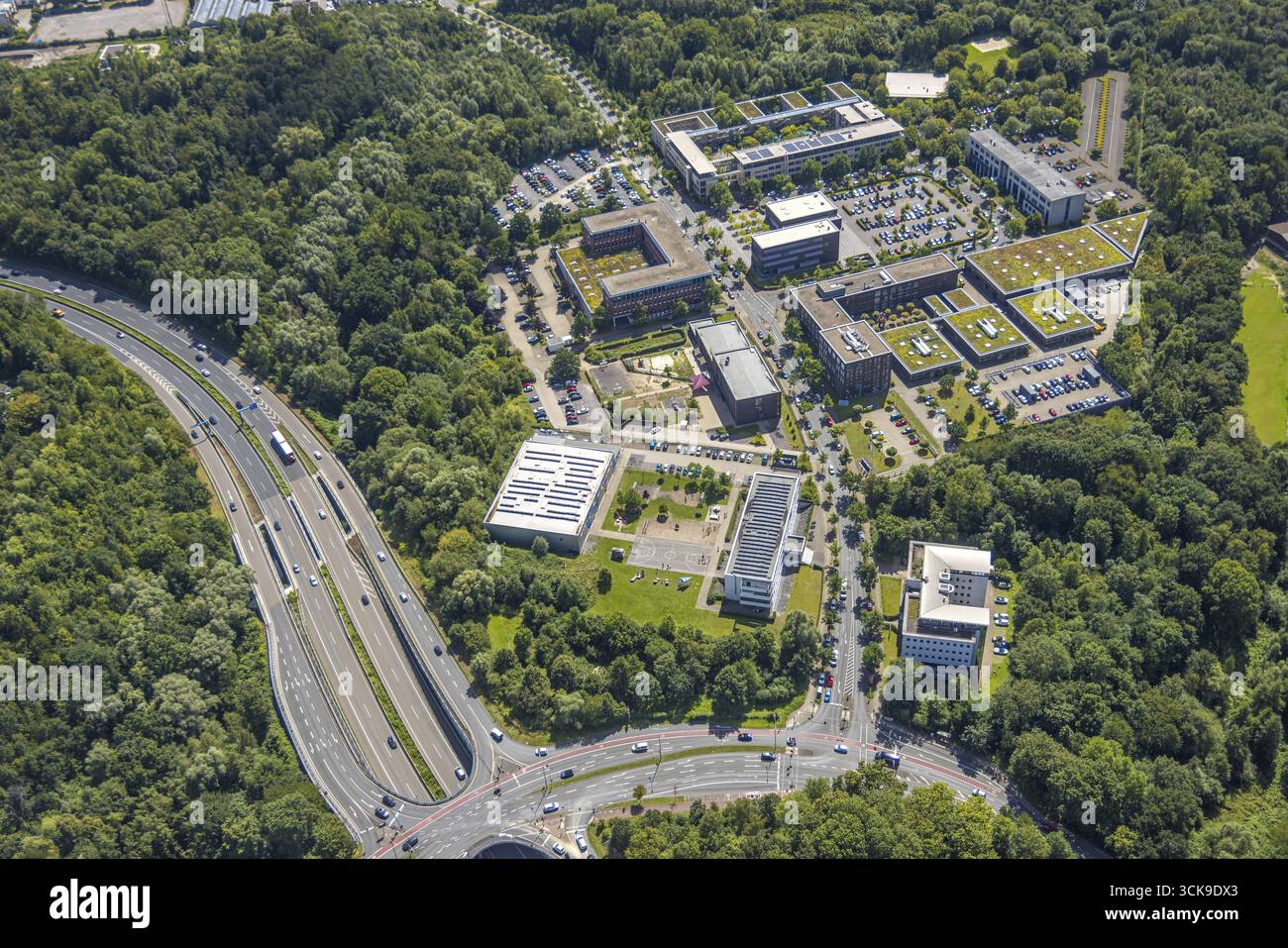 Vue aérienne, innovation Park Springorum, Carolinenschule Bochum et terrain de sport, Weitmar, Bochum, région de la Ruhr, Rhénanie du Nord-Westphalie, Allemagne, educati Banque D'Images