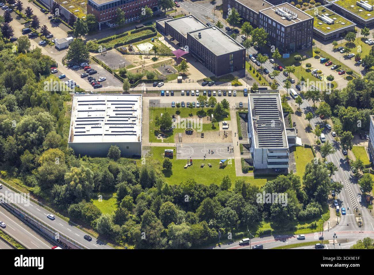 Vue aérienne, Carolinenschule Bochum et terrain de sport, innovation Park Springorum, Weitmar, Bochum, région de la Ruhr, Rhénanie du Nord-Westphalie, Allemagne, Educati Banque D'Images