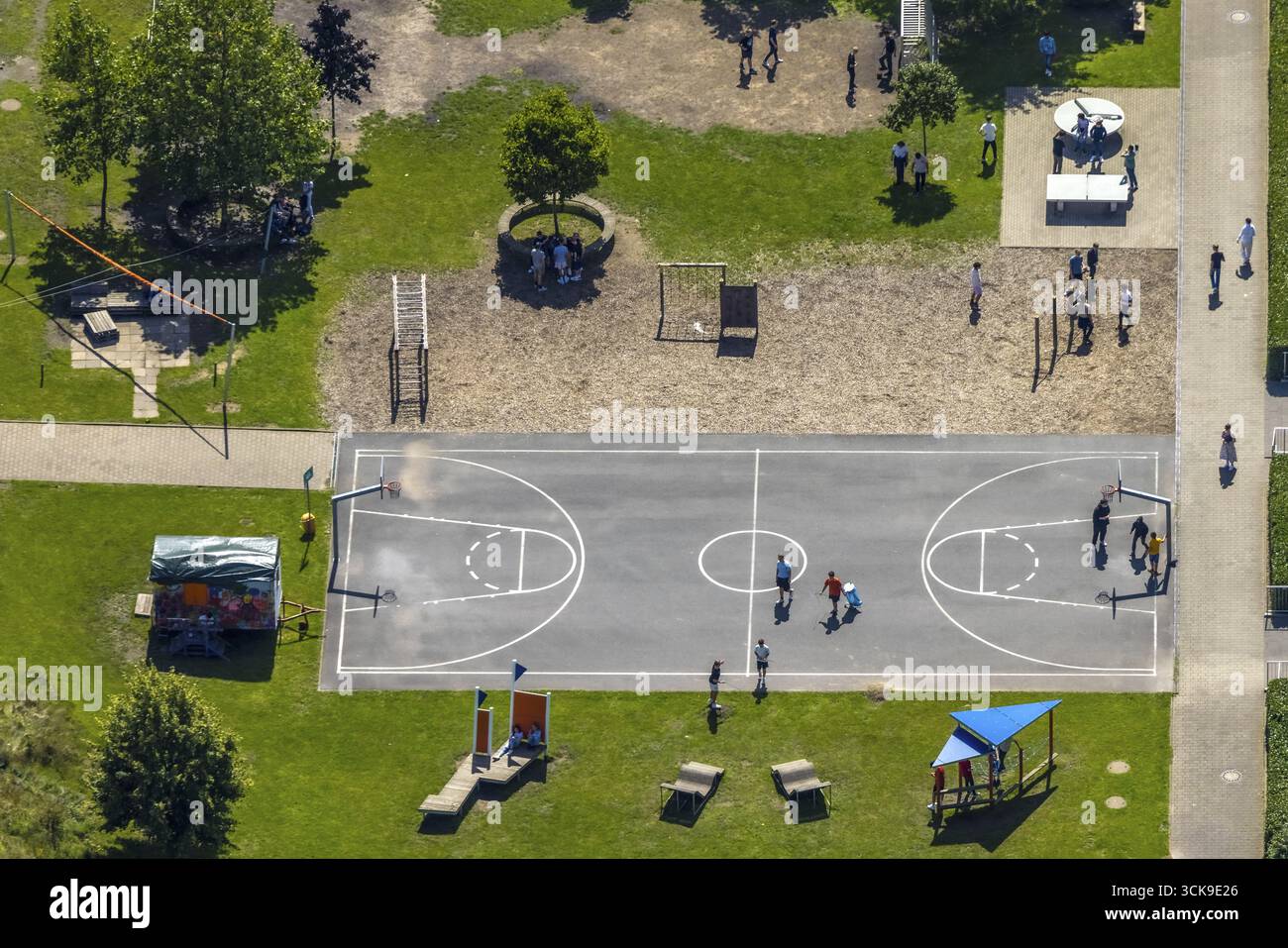 Vue aérienne, Carolinenschule Bochum et terrain de sport, innovation Park Springorum, Weitmar, Bochum, région de la Ruhr, Rhénanie du Nord-Westphalie, Allemagne, Educati Banque D'Images