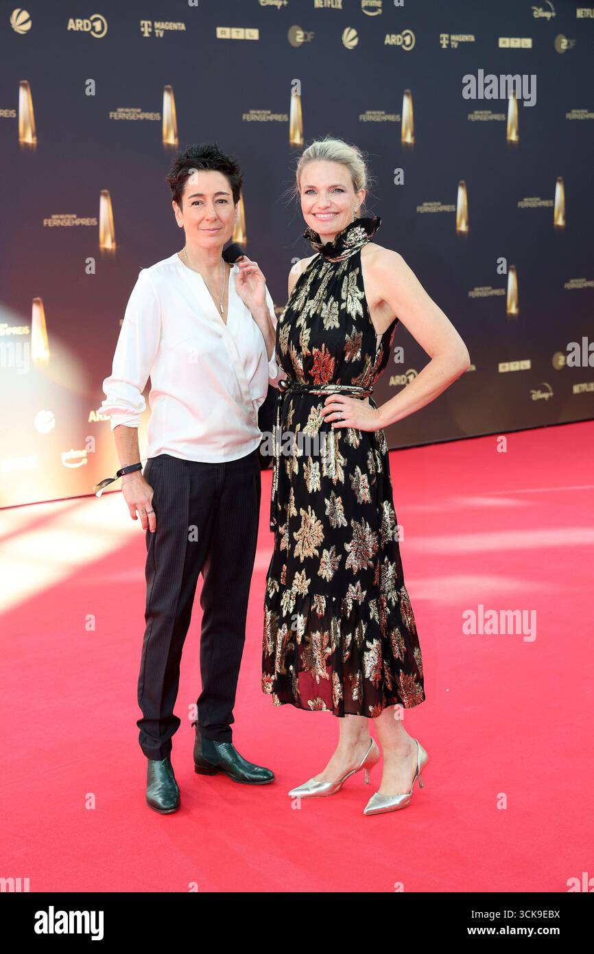 Dunja Hayali und Sarah Tacke BEI der Verleihung vom 'Deutschen Fernsehpreis' am 10.09.2025 in Koeln Banque D'Images
