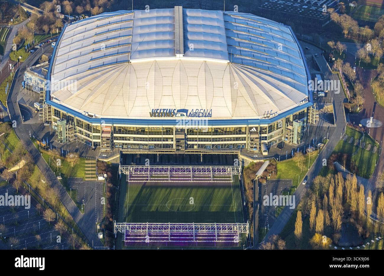 Vue aérienne, stade Veltins-Arena Bundesliga du FC Schalke 04 avec toit fermé et pelouse allongée, lettrage ombré, Erle, Gelsenkirchen, Ruhr Banque D'Images