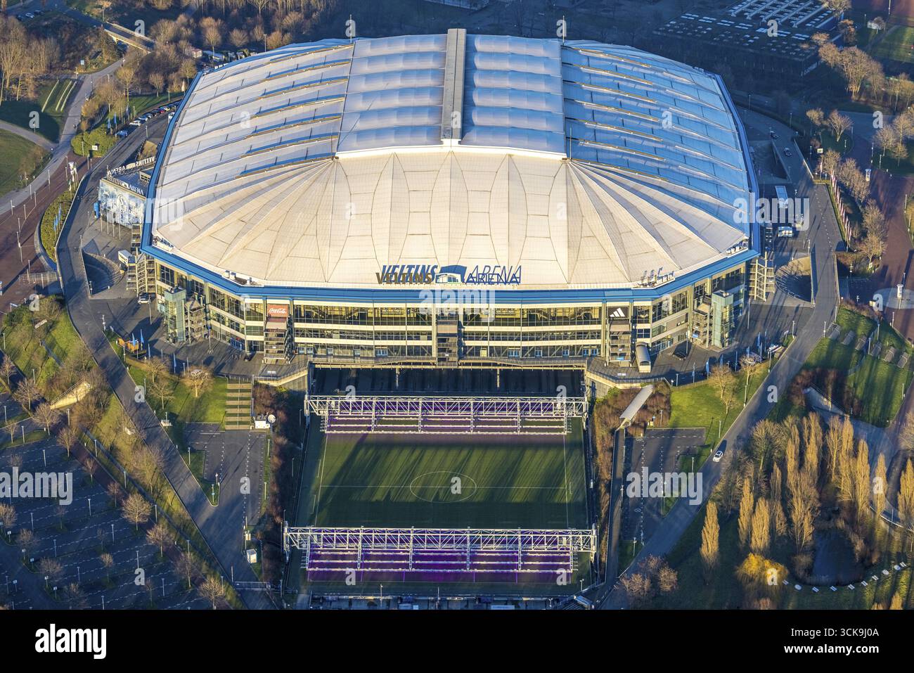 Vue aérienne, stade Veltins-Arena Bundesliga du FC Schalke 04 avec toit fermé et pelouse allongée, lettrage ombré, Erle, Gelsenkirchen, Ruhr Banque D'Images
