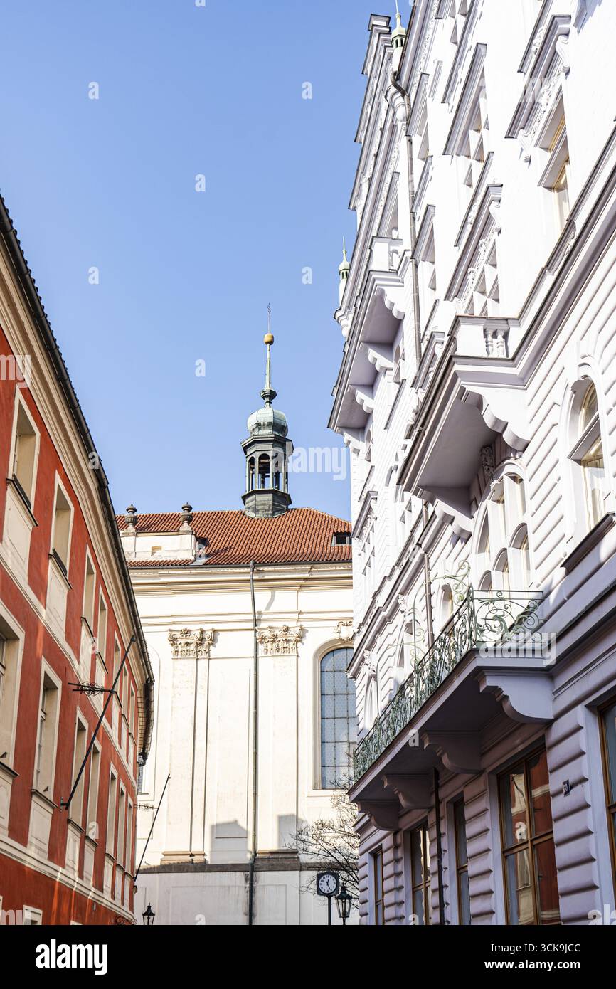 Rue étroite du Vieux Prague avec une belle architecture Banque D'Images