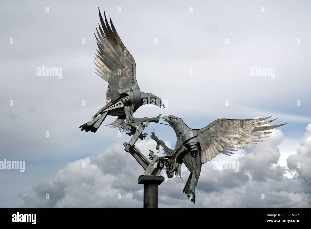 Sculpture du jubilé de diamant de deux Buzzards par Walenty Patel dans Rose Bank Gardens Great Malvern Worcestershire Angleterre Royaume-Uni Banque D'Images