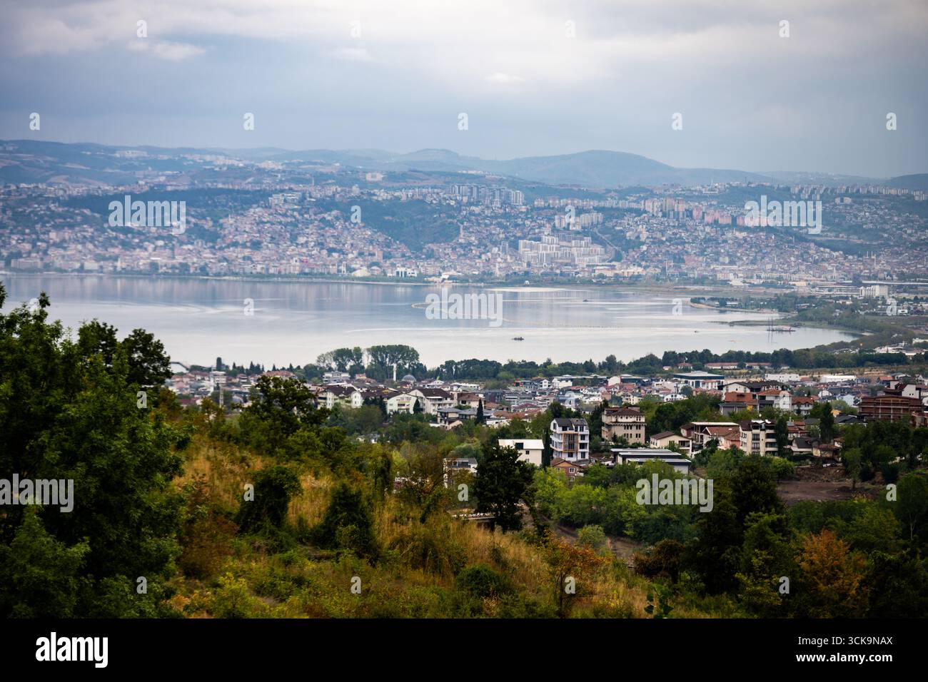 Une vue panoramique sur Başiskele, Kocaeli, Türkiye, surplombant la baie de İzmit avec des zones résidentielles au premier plan et la ville de İzmit réparties sur l'île Banque D'Images