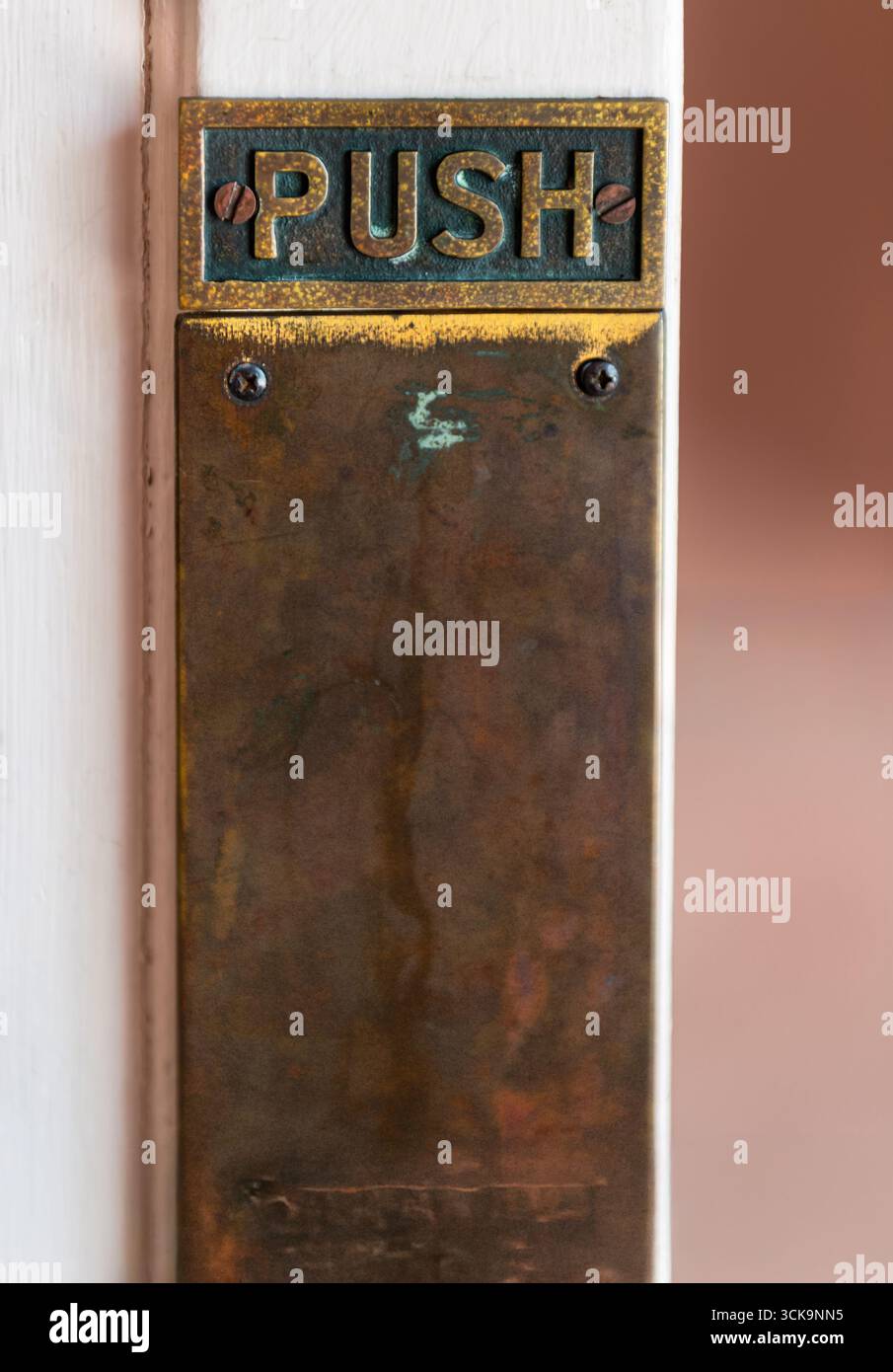 Panneau d'instruction de porte - Push - Église catholique rurale vieille de 152 ans Banque D'Images