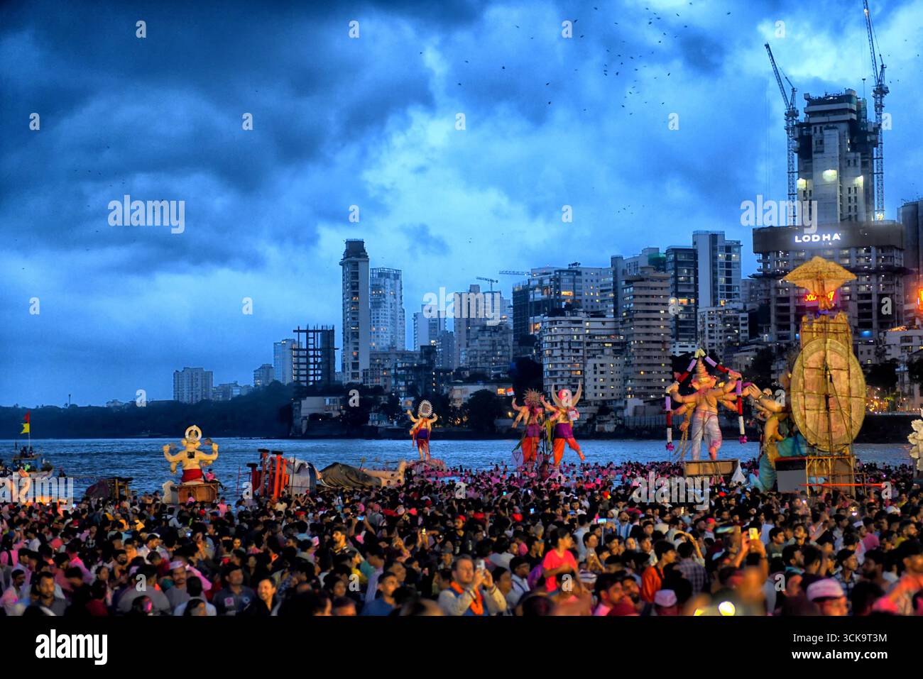 Les dévots hindous portent des idoles du Dieu hindou Lord Ganesh alignées sur le Girgaon Chowpatty pour être transportées en immersion dans la mer d'Arabie le jour de l'Anant Chaturdashi. La célébration commence sur 'Chaturthi' et se termine sur 'Anantha Chaturdashi'. Les dix jours Ganesh Utsav se terminent par des prières à la divinité à tête d'éléphant, vénérée comme le Dieu de la sagesse, de la prospérité et de l'élimination des obstacles. Banque D'Images