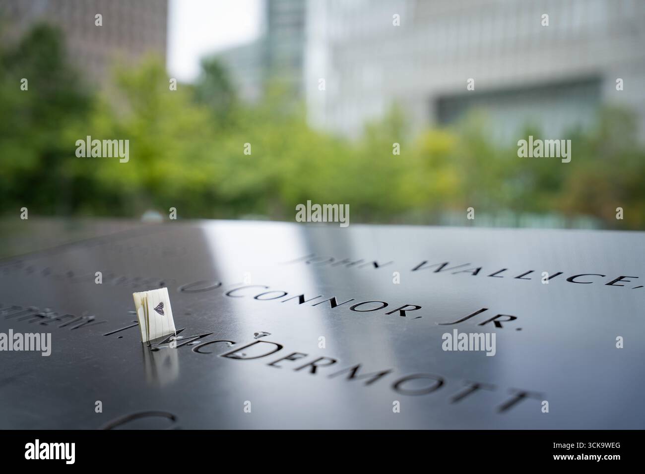 New York, New York, États-Unis. 10 septembre 2025. Une note manuscrite placée au nom d'une victime inscrite sur le mémorial de 9/11 à Lower Manhattan la veille de la date anniversaire. Cette année marque les 24 ans depuis que les tours jumelles ont été attaquées dans l'attaque terroriste la plus meurtrière de l'histoire. (Crédit image : © Yoav Ginsburg/ZUMA Press Wire) USAGE ÉDITORIAL SEULEMENT ! Non destiné à UN USAGE commercial ! Banque D'Images