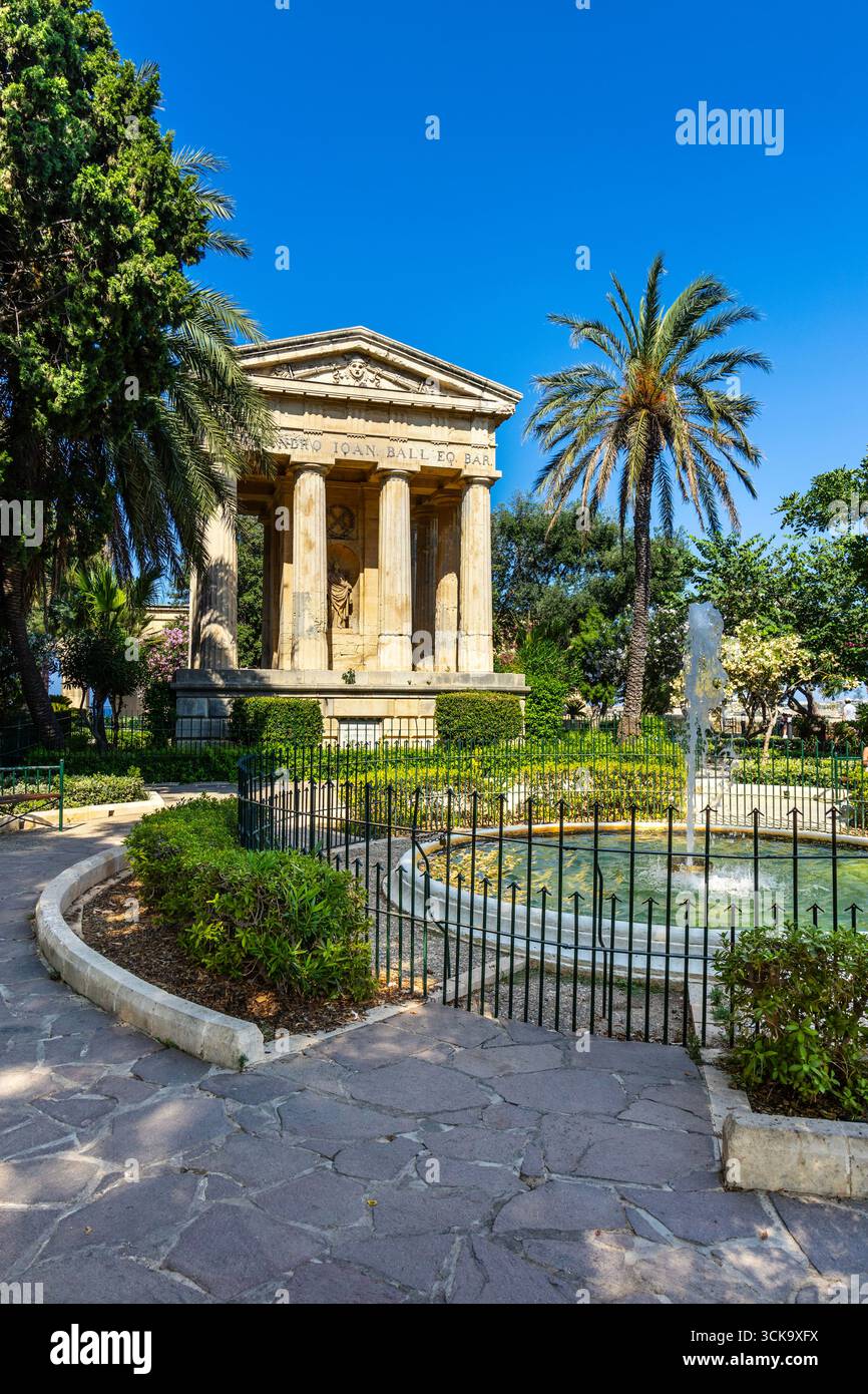 Temple néoclassique Monument à Sir Alexander Ball dans les jardins de Lower Barrakka à la Valette, Malte Banque D'Images