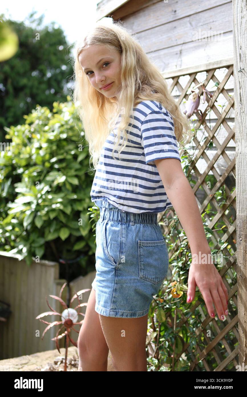 Fille dans les cheveux de fiar de jardin regardant un contact direct avec les yeux Banque D'Images