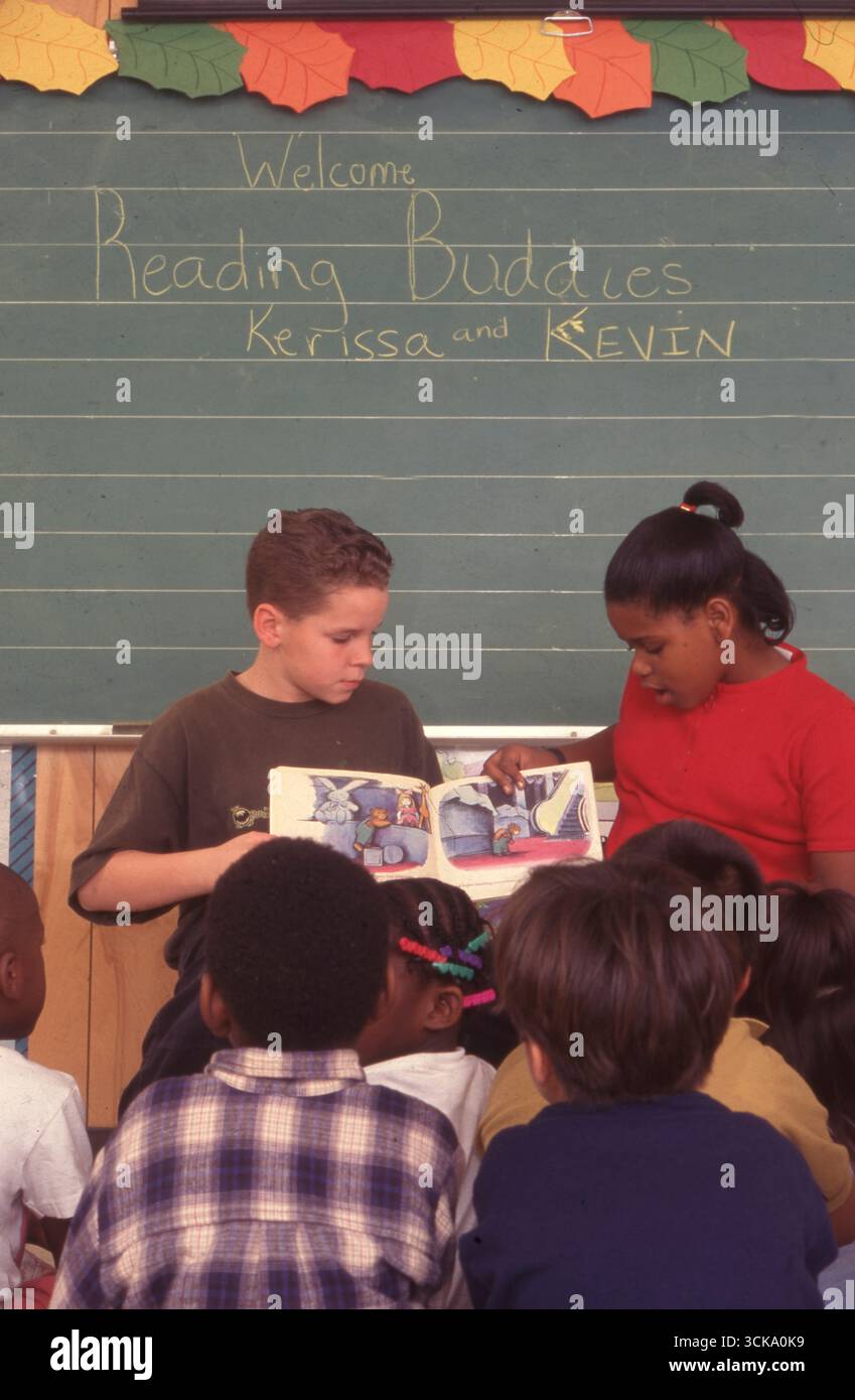 Étudiants mentors les élèves de 5e année dirigent l'histoire pour la classe pré-k ©1997 Banque D'Images