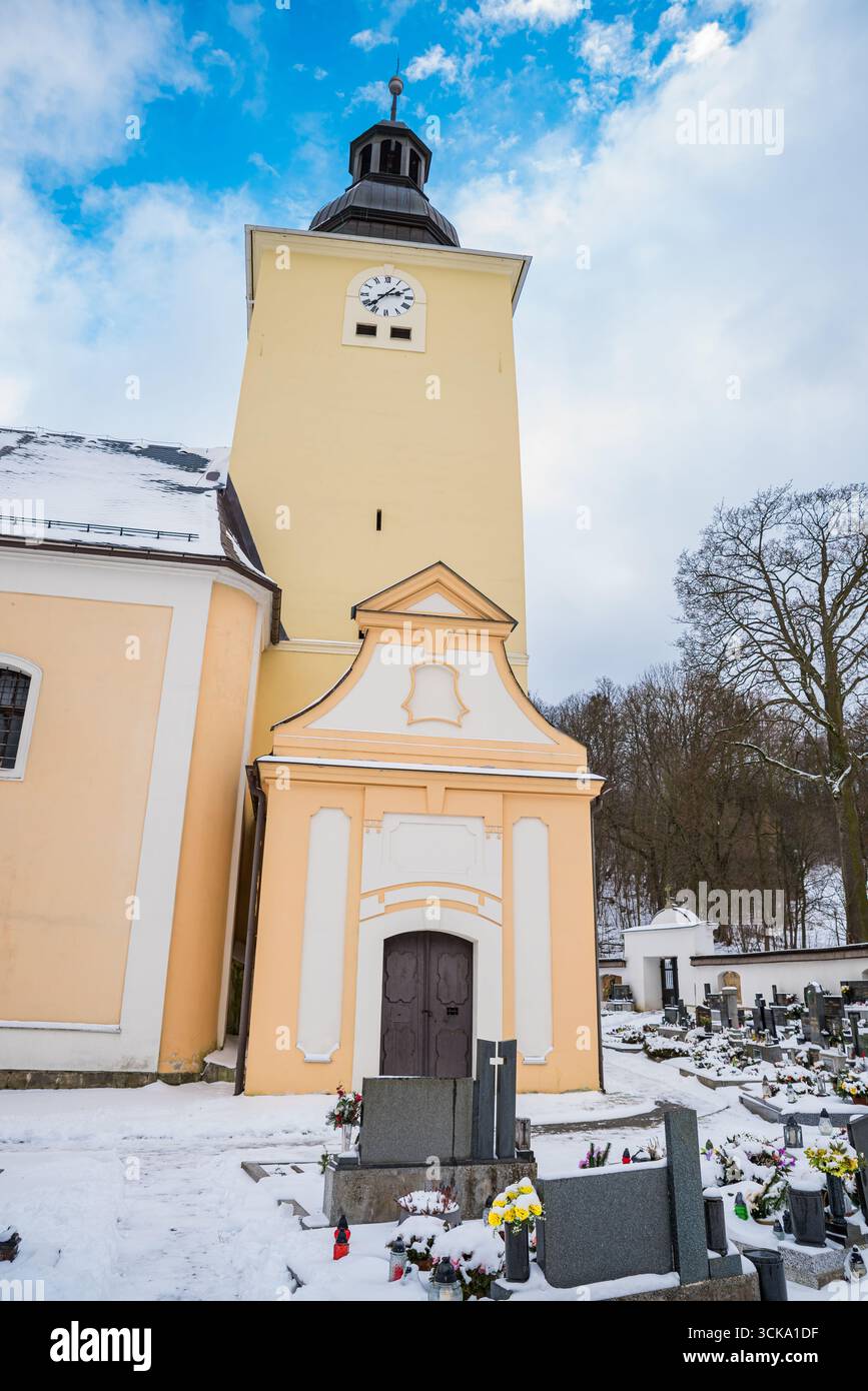 Vendoli, république tchèque - 13 janvier 2025. Cimetière par Andrew s Church - Kostel svateho Ondreje en hiver Banque D'Images