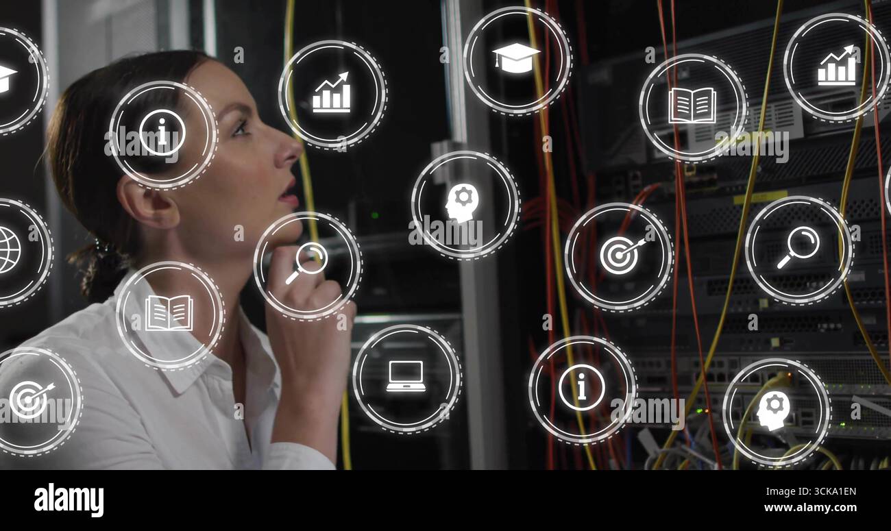 Inspectant les racks de serveurs surveillés par une femme au centre de données avec des câbles, des icônes, un espace de copie Banque D'Images