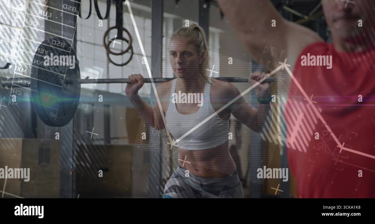 Femme adulte accroupissant sous barre chargée de plaques au gymnase, avec anneaux de gymnastique et support de squat Banque D'Images