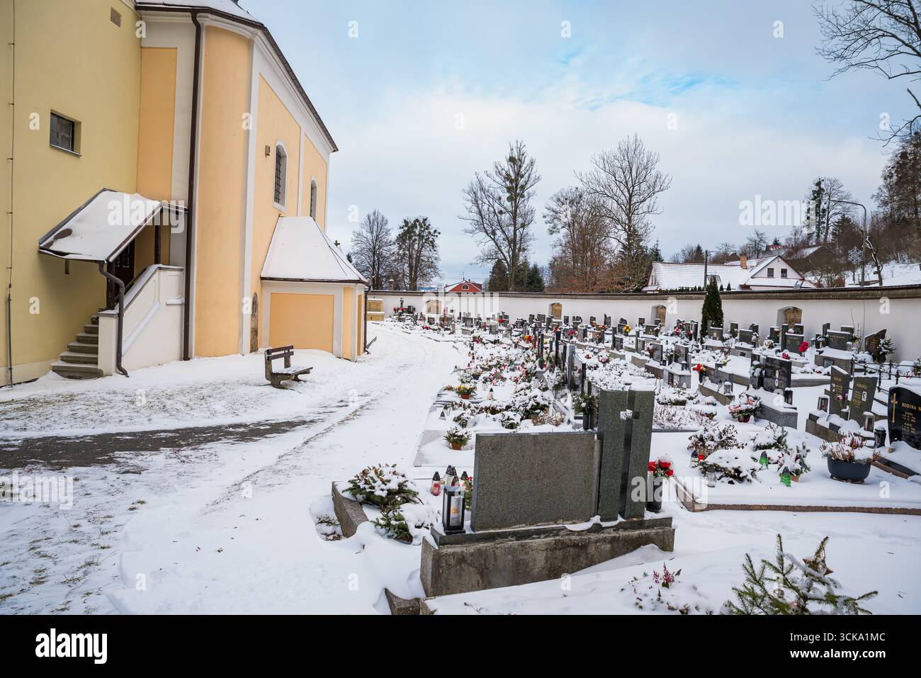 Vendoli, république tchèque - 13 janvier 2025. Cimetière par Andrew s Church - Kostel svateho Ondreje en hiver Banque D'Images