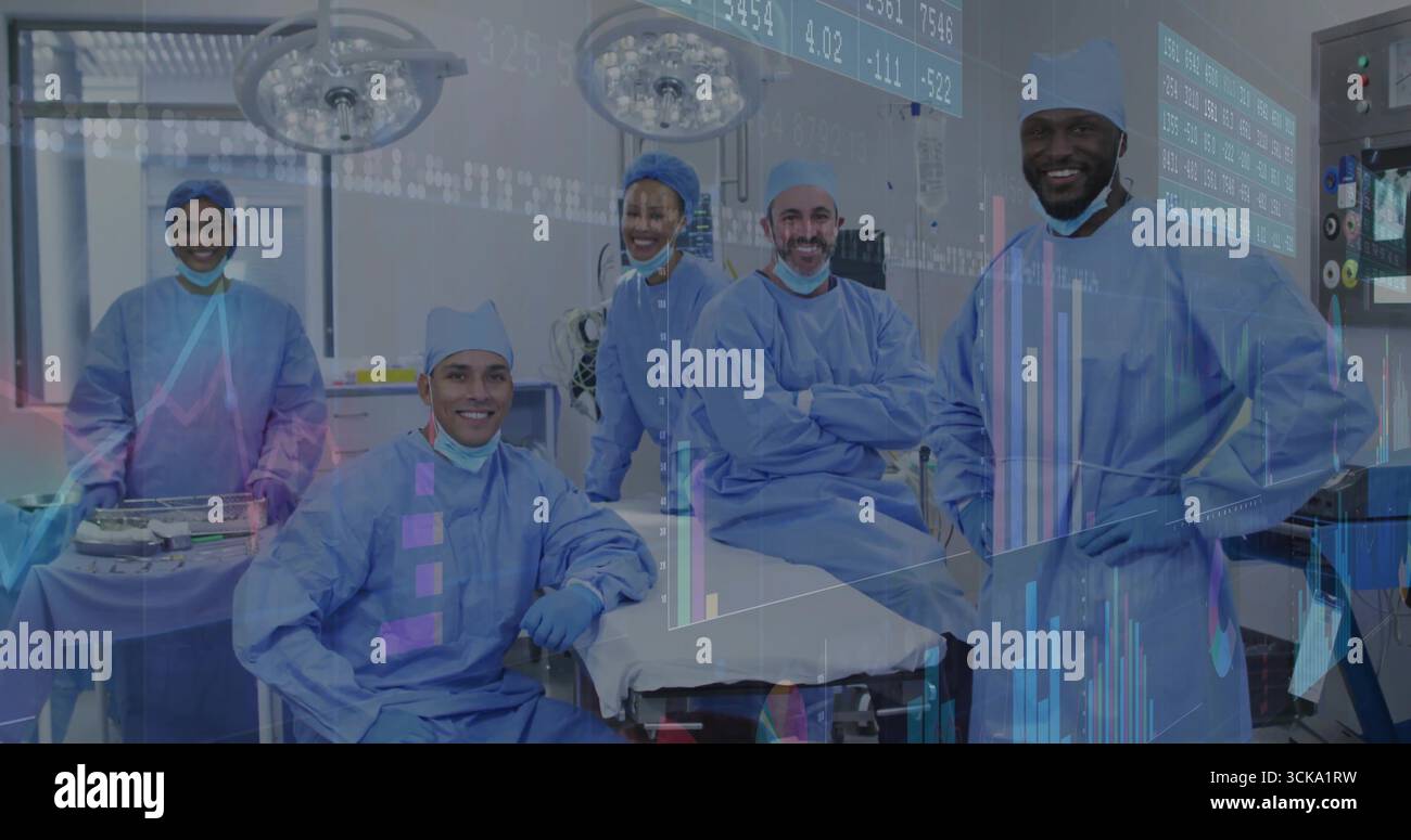 Équipe debout portant des blouses chirurgicales autour de la table d'opération dans la salle d'opération, avec plateau d'instruments Banque D'Images