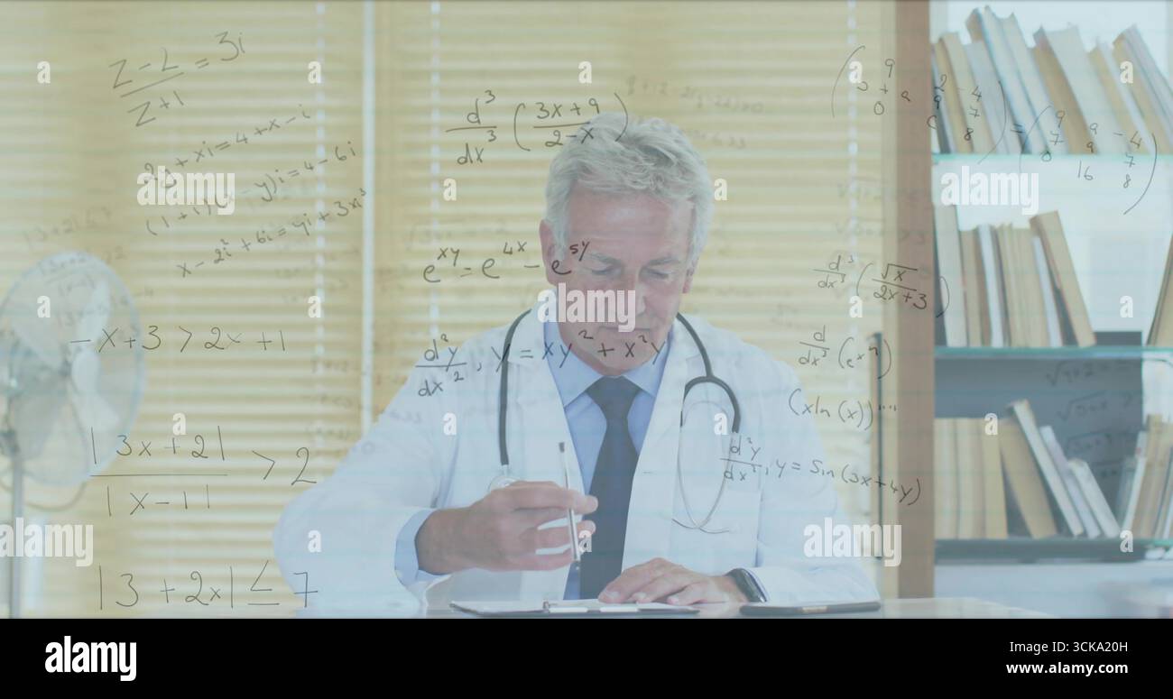 Écriture médecin masculin prenant des notes de dossier patient au bureau médical, avec stéthoscope et ventilateur Banque D'Images