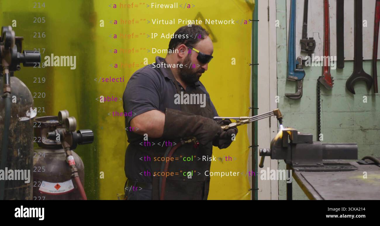 Chauffage de la pièce dans l'étau avec chalumeau par l'homme dans l'équipement de protection dans l'atelier avec bouteille de gaz Banque D'Images