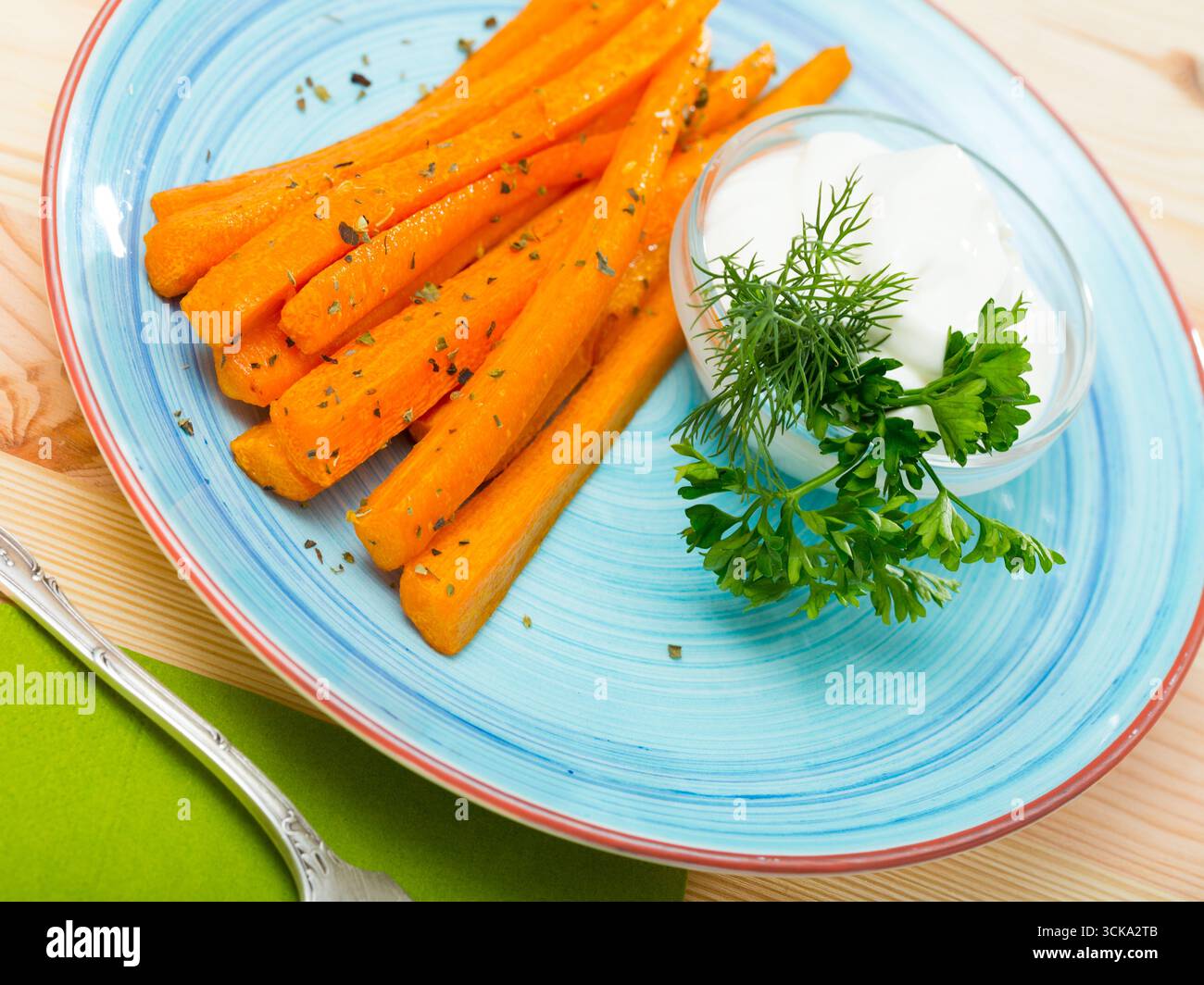 Bâtonnets de carottes à la crème aigre Banque D'Images