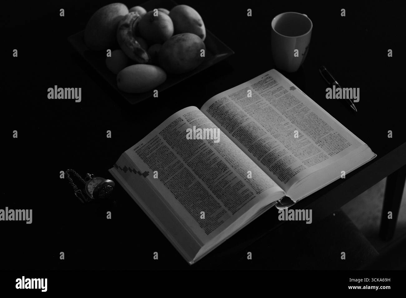 L'homme lit encore des livres Banque D'Images