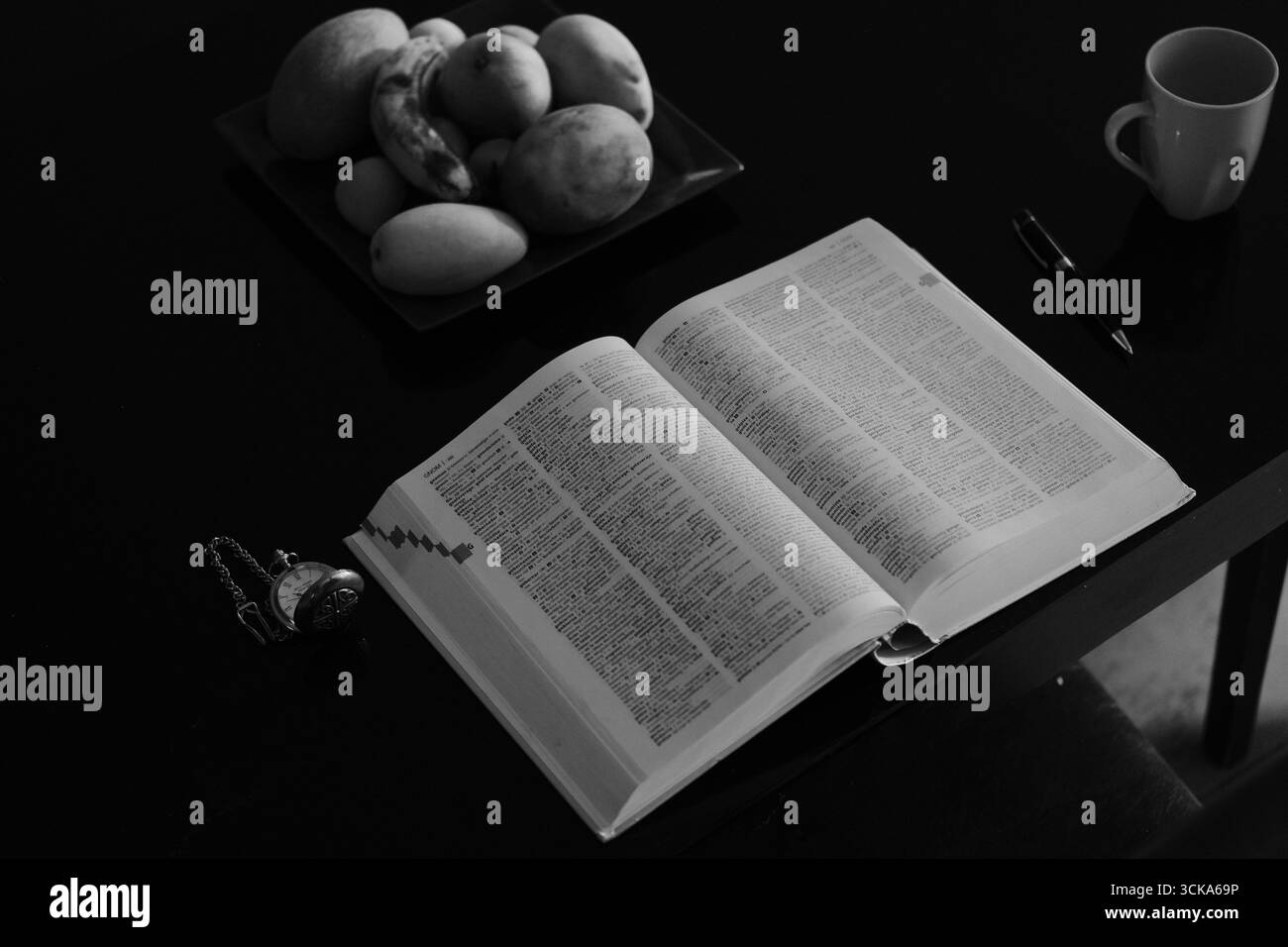 L'homme lit encore des livres Banque D'Images