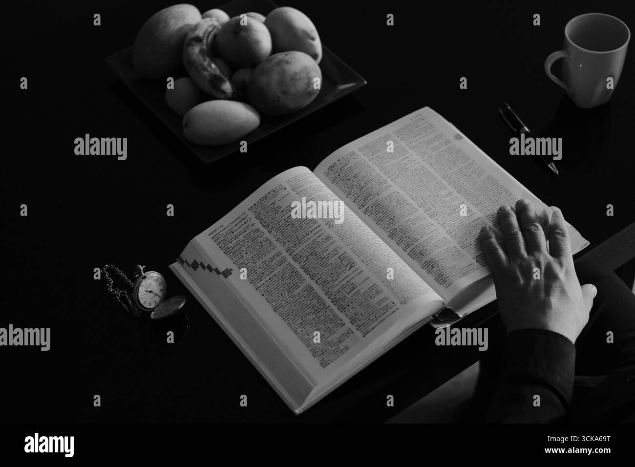 L'homme lit encore des livres Banque D'Images