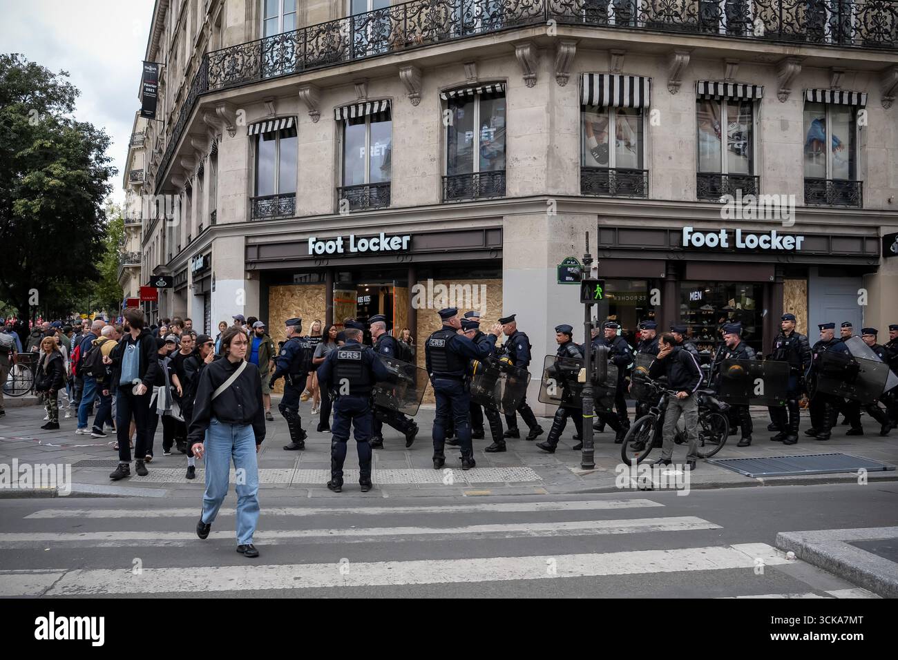 Paris, France. 10 septembre 2025. La police française est déployée autour de la place du Châtelet lors d'une manifestation, dans le cadre du mouvement de protestation 'bloquons tout', à Paris, France, le 10 septembre 2025. Crédit : Aurelien Morissard/Xinhua/Alamy Live News Banque D'Images