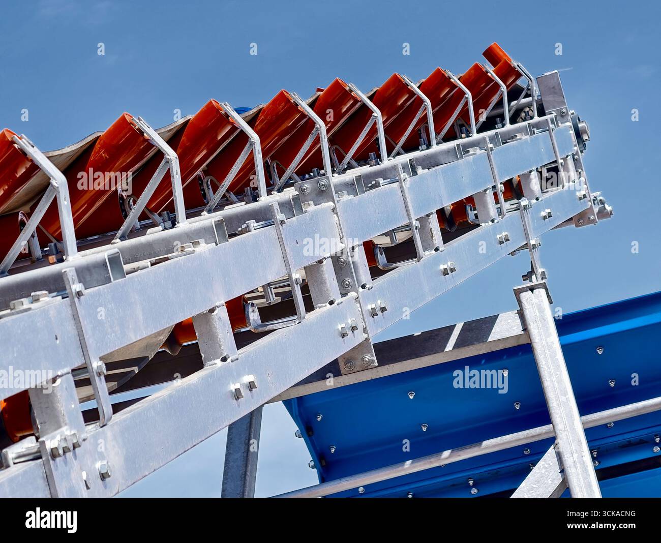 Système de convoyeur industriel sous ciel dégagé dans une usine de fabrication pendant les heures de jour Banque D'Images