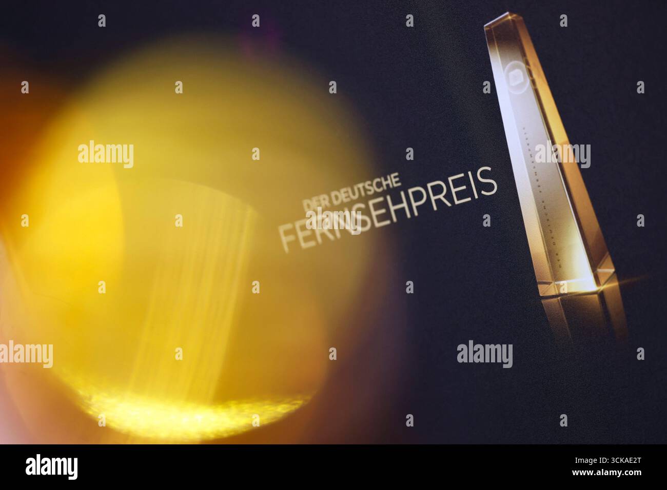 DAS logo des Deutscher Fernsehpreis 2025 zu sehen beim Deutschen Fernsehpreis 2025 in den MMC-Studios in Ossendorf. Themenbild, Symbolbild Köln, 10.09.2025 NRW Deutschland *** le logo du German Television Award 2025 est exposé au German Television Award 2025 aux studios MMC à Ossendorf image thématique, image symbolique Cologne, 10 09 2025 NRW Germany Copyright : xChristophxHardtx Banque D'Images