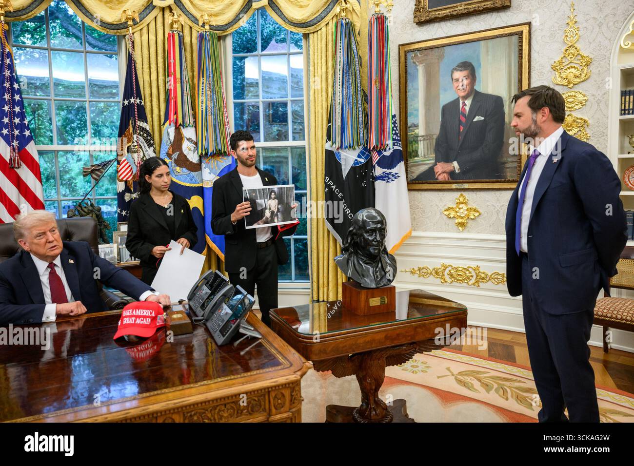 Le président Donald Trump et le vice-président JD Vance rencontrent Ilay et Leela David, les frères et sœurs d’Evyatar David, toujours pris en otage par le Hamas à Gaza, mercredi 10 septembre 2025, dans le Bureau ovale. (Photo officielle de la Maison Blanche par Joyce N. Boghosian) Banque D'Images