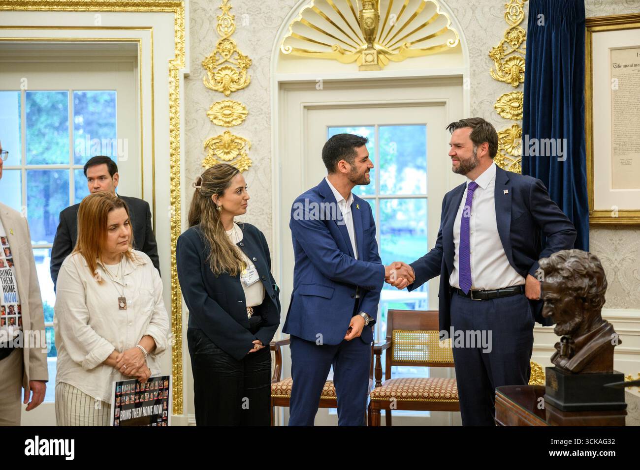 Le président Donald Trump, le vice-président JD Vance et le secrétaire d’État Marco Rubio rencontrent les otages israéliens libérés Ohad Ben ami et Raz Ben ami, ainsi que Ilay et Leela David, les frères et sœurs d’Evyatar David, toujours pris en otage par le Hamas à Gaza, mercredi 10 septembre 2025, dans le bureau ovale. (Photo officielle de la Maison Blanche par Joyce N. Boghosian) Banque D'Images Le président Donald Trump, le vice-président JD Vance et le secrétaire d’État Marco Rubio rencontrent les otages israéliens libérés Ohad Ben ami et Raz Ben ami, ainsi que Ilay et Leela David, les frères et sœurs d’Evyatar David, toujours pris en otage par le Hamas à Gaza, mercredi 10 septembre 2025, dans le bureau ovale. (Photo officielle de la Maison Blanche par Joyce N. Boghosian) Banque D'Images
